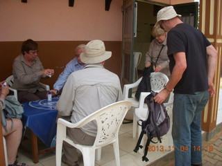 72 8f4. Uganda - drive to chimpanzee park - lunch