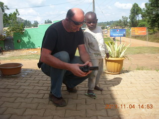 Uganda - drive to chimpanzee park - lunch - Nick and a kid