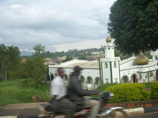 Uganda - drive to chimpanzee park