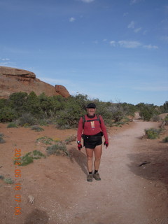 2309 8mg. Arches National Park - Devil's Garden hike - Adam