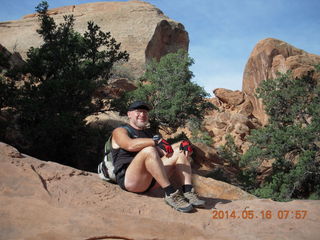 2314 8mg. Arches National Park - Devil's Garden hike - Adam in Double O Arch