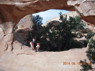 2317 8mg. Arches National Park - Devil's Garden hike - Adam in Double O Arch