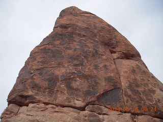 65 8mg. Arches National Park - Devil's Garden hike - Dark Angel looking up