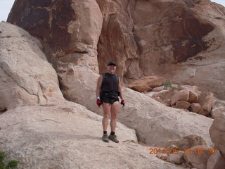 2322 8mg. Arches National Park - Devil's Garden hike - Adam on Dark Angel