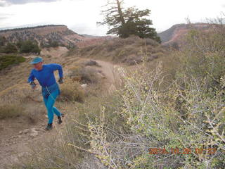 2424 8ss. Bryce Canyon - Adam running the rim trail