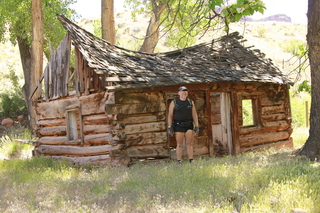 2678 8zv. Beaver Creek Canyon hike - cabin and Adam