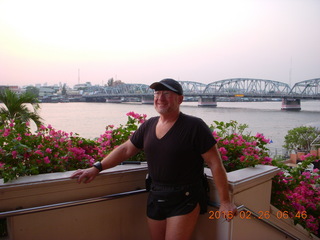 2922 98s. Bangkok - Royal River Hotel - Adam about to run