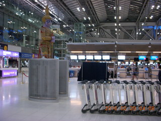 13 98u. Bangkok Suvarnabhumi Airport - cool statue