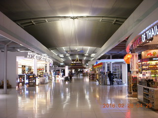 18 98u. Bangkok Suvarnabhumi Airport - empty terminals early in the morning