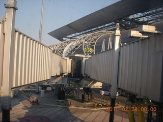 26 98u. Bangkok Suvarnabhumi Airport - jetways