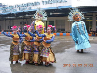 Indonesia - people to greet us +++