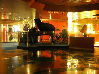 22 99a. Volendam at sea - jazz at the bar