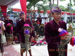 Indonesia - Lombok - tender boat ride - harbor musicians