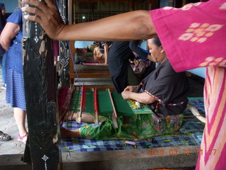 Indonesia - Lombok - loom-weaving village