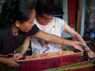 Indonesia - Lombok - loom-weaving village