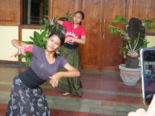 Indonesia - Bali - temple at Klungkung - dancers