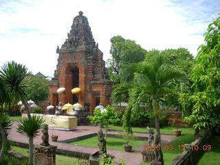 Indonesia - Bali - temple at Klungkung - checkered lawn