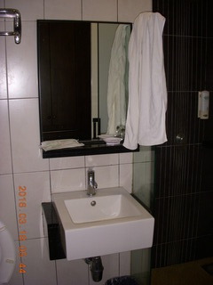 5 99j. Geo Hotel sink