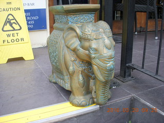 22 99l. London - restaurant elephant