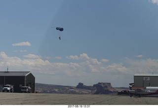 Canyonlands Airport - skydivers