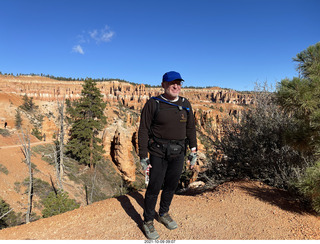 3486 a18. Bryce Canyon - Peekaboo hike - Adam