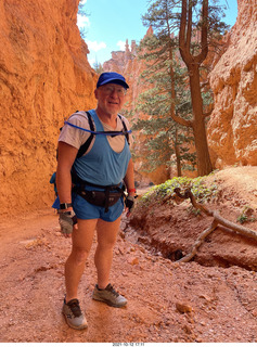 3490 a18. Bryce Canyon - Wall Street hike - Adam