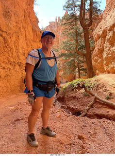 3491 a18. Bryce Canyon - Wall Street hike - Adam
