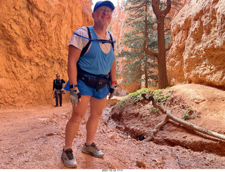 3492 a18. Bryce Canyon - Wall Street hike - Adam