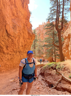 3495 a18. Bryce Canyon - Wall Street hike - Adam