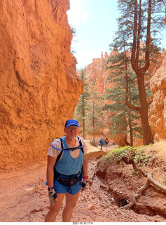 3496 a18. Bryce Canyon - Wall Street hike - Adam