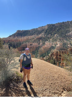 3504 a18. Bryce Canyon Fairyland Trail hike - Adam