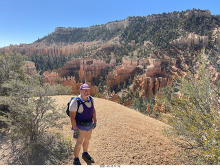 3509 a18. Bryce Canyon Fairyland Trail hike - Adam
