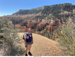 3510 a18. Bryce Canyon Fairyland Trail hike - Adam