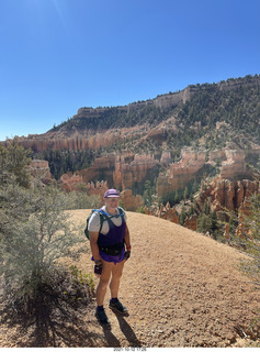 3511 a18. Bryce Canyon Fairyland Trail hike - Adam