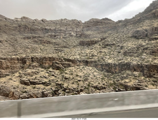 Arizona I-15 Virgin River drive - amazing rocks and views