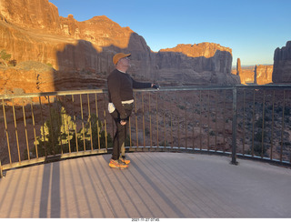 7 a19. Utah - Arches National Park - Park Avenue + adam