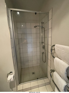 92 a1s. New Zealand - Auckland - hotel shower - Harbour Suites