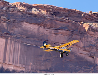 96 a2q. Utah - Mineral Canyon hike - yellow Husky NII8WY