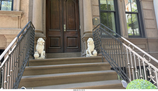 3 a2v. New York City - doorway lions