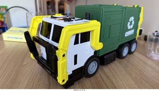 10 a2v. New York City - garbage truck toy