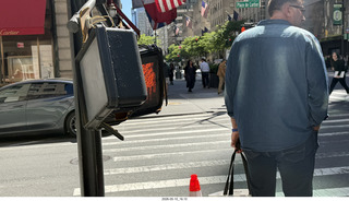 46 a2v. New York City - broken walk-don't-walk sign