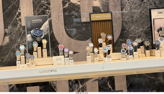 59 a2v. New York City - window watches